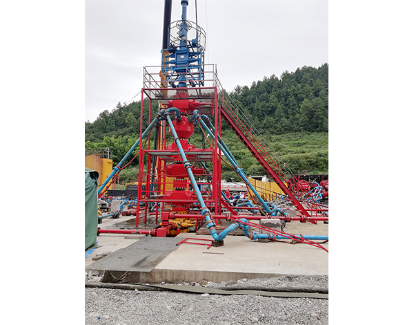 Fracturing wellhead equipment and fracturing tree